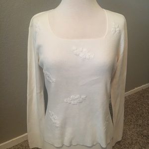Medium, off-white blouse w/embroidered appliqués